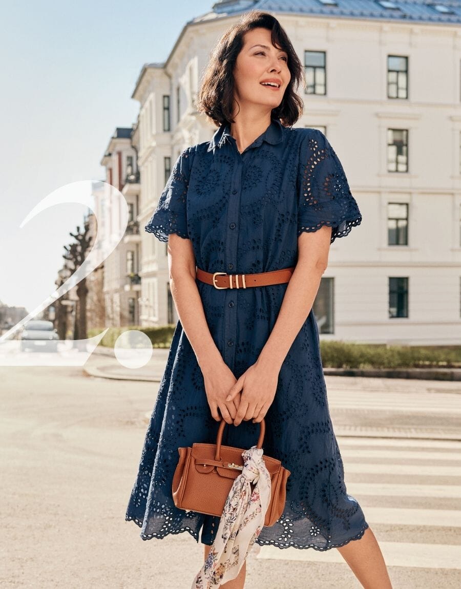 Midikjole Enira Brodery i navy fra FLOYD — til 17. mai