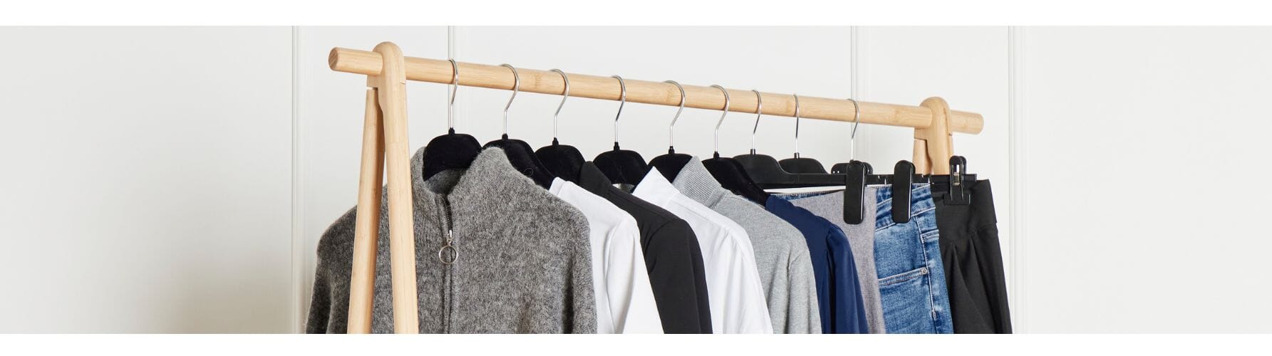 Klær på stativ som inspirasjon til kapselgarderobe