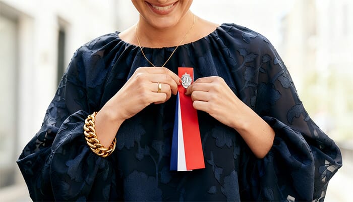 17. mai-sløyfe festet på venstre side av brystet