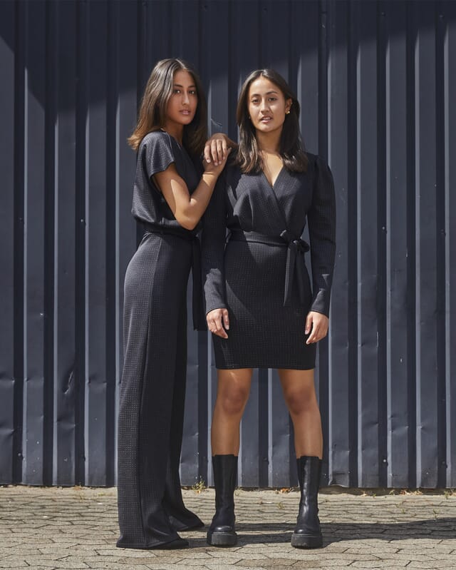 SISTERS POINT Jumpsuit Girl V11 Black/ Gold Jumpsuits til dame