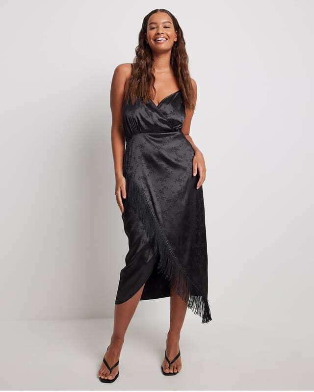 NAKD Midikjole Fringe Jacquard Satin Black Festkjoler FLOYD.no