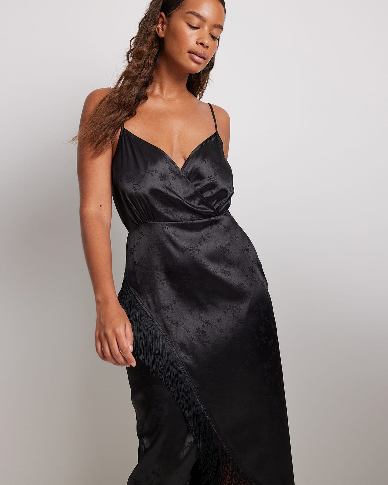 NAKD Midikjole Fringe Jacquard Satin Black Festkjoler FLOYD.no