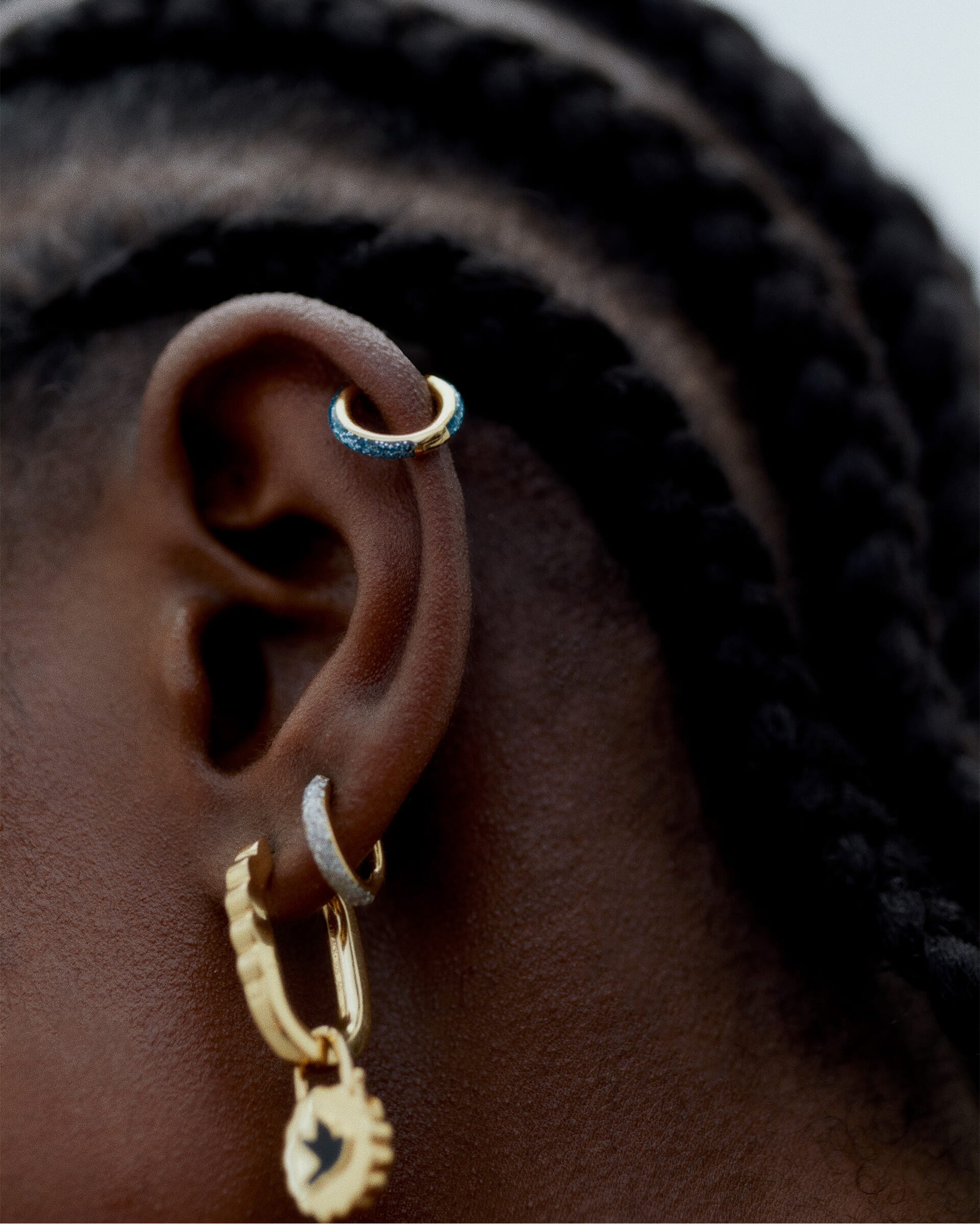 Maria Black Ørering Kate Huggie - Gold/Ocean Glitter