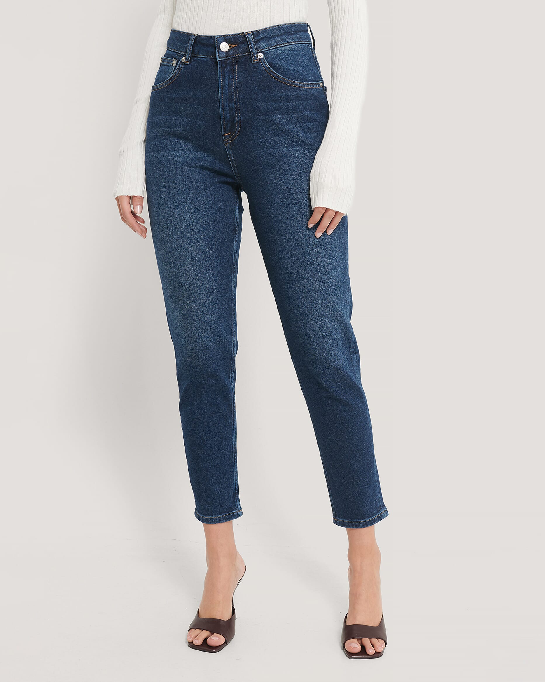 NA KD Jeans Mom Dark Blue Morke dongeribukser FLOYD.no