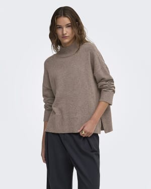 Genser Mary High Neck