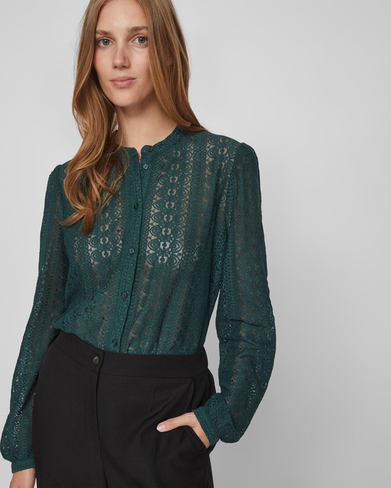 VILA Bluse Chikka Lace L/S Ponderosa Pine Bluse med blonder FLOYD.no