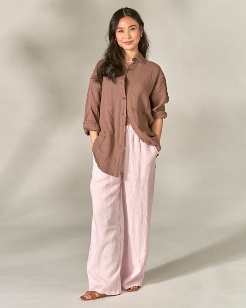 Lyserosa wide-leg linbukse kombinert med oversized brun linskjorte og flate sandaler – casual hverdagslook dame | FLOYD.no