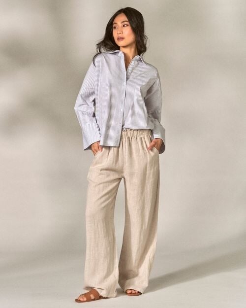 Beige wide-leg linbukse kombinert med stripete hvit skjorte – stilrent og kontorvennlig linoutfit dame | FLOYD.no