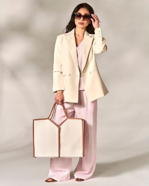 Lyserosa wide-leg linbukse med creamfarget oversized blazer og stor tote bag – kontorantrekk dame | FLOYD.no