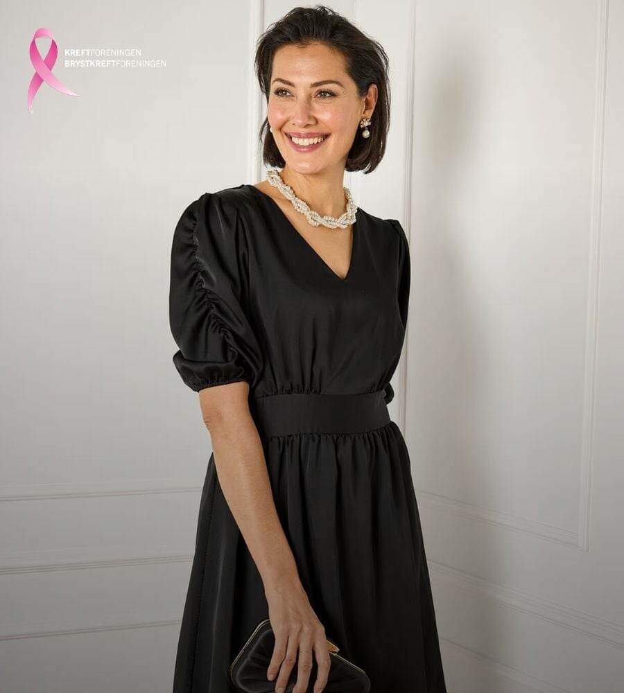 For hver solgte kjole donerer vi 10,- til Rosa sløyfe-aksjonen For hver solgte kjole donerer vi 10,- til Rosa sløyfe-aksjonen | FLOYD.no