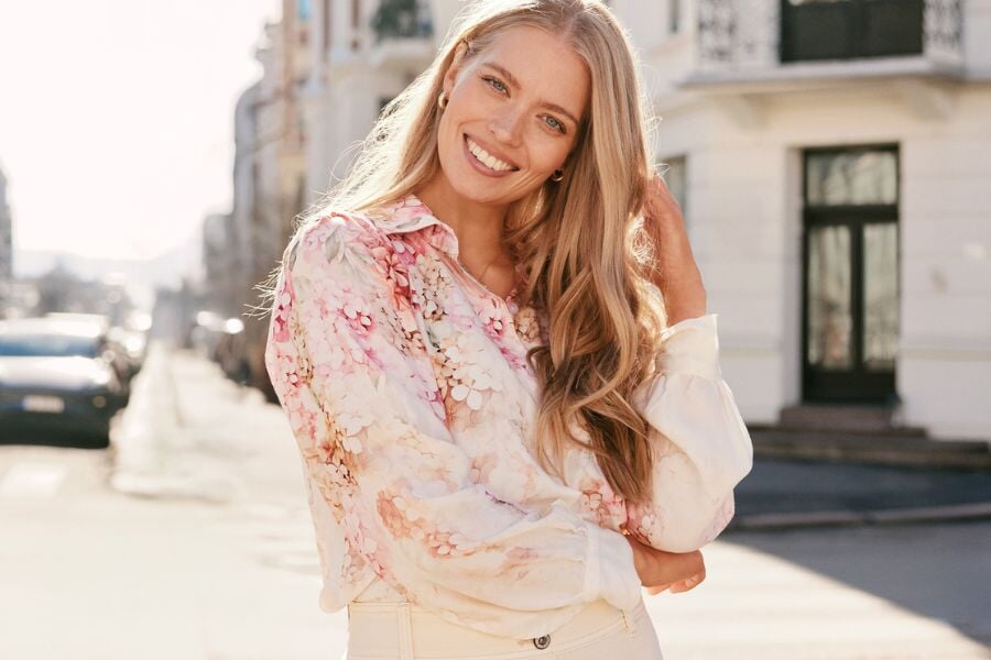 Trend: Blomsterprint: Gi hverdagsantrekket et løft med søte kjoler, bluser og topper i blomsterprint  | FLOYD.no