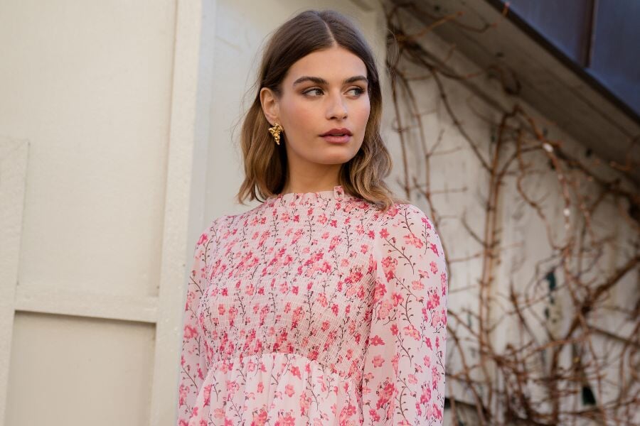 Trend: Blomsterprint: Gi hverdagsantrekket et løft med søte kjoler, bluser og topper i blomsterprint  | FLOYD.no