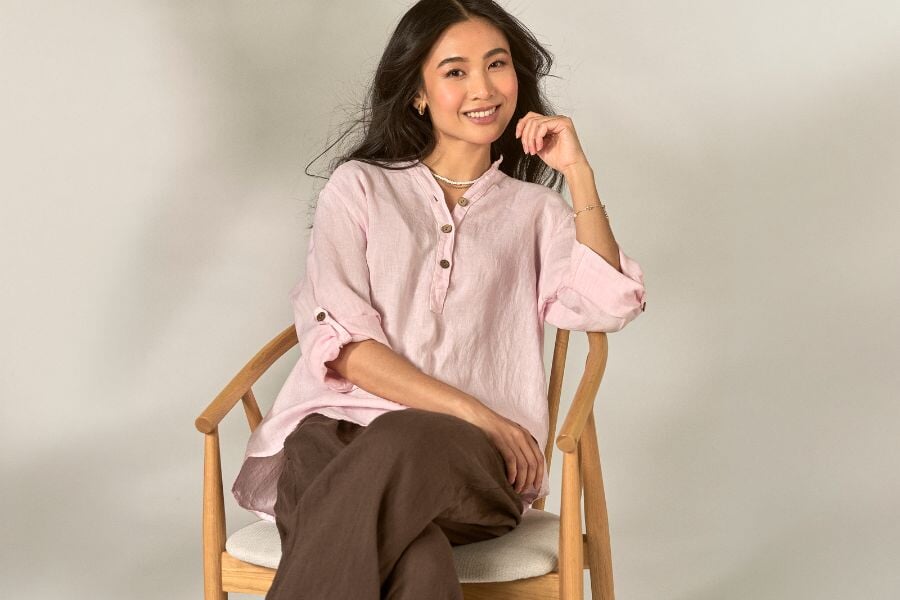 Lyserosa linskjorte dame kombinert med brune linbukser – stilrent linoutfit fra FLOYD | FLOYD.no